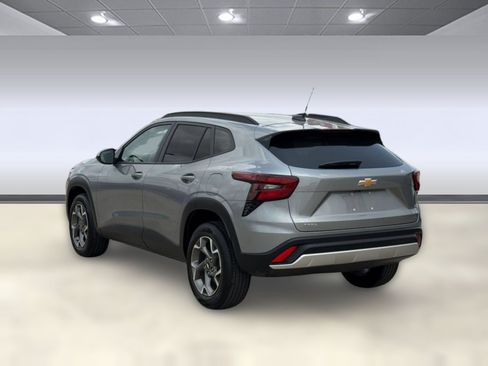 Used 2025 Chevrolet Trax LT FWD image 3