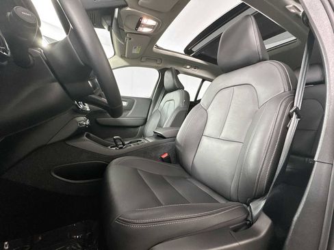 Used 2025 Volvo XC40 B5 Core w/ Protection Package Premier image 19