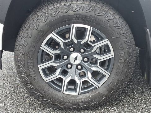 Used 2024 Chevrolet Colorado Z71 w/ Z71 Convenience Package 2 image 9