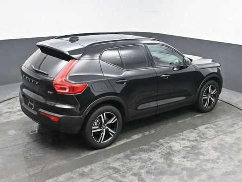 Used 2024 Volvo XC40 B5 Core image 28
