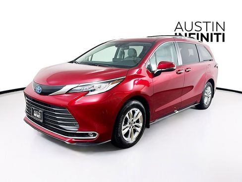 Used 2024 Toyota Sienna Limited image 3