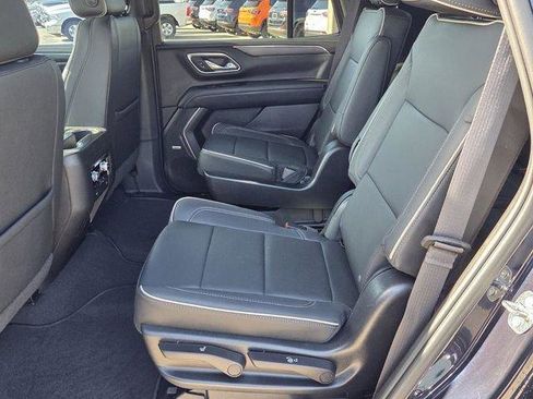 Used 2023 GMC Yukon SLT w/ SLT Premium Package image 17