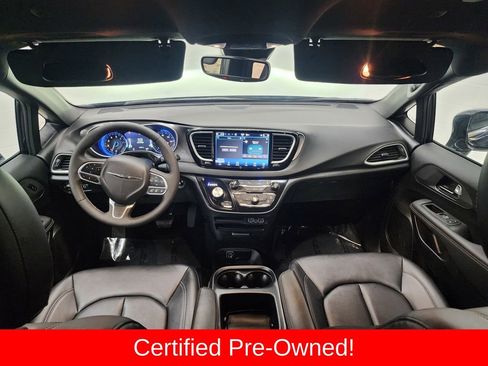 Used 2025 Chrysler Pacifica Select image 23