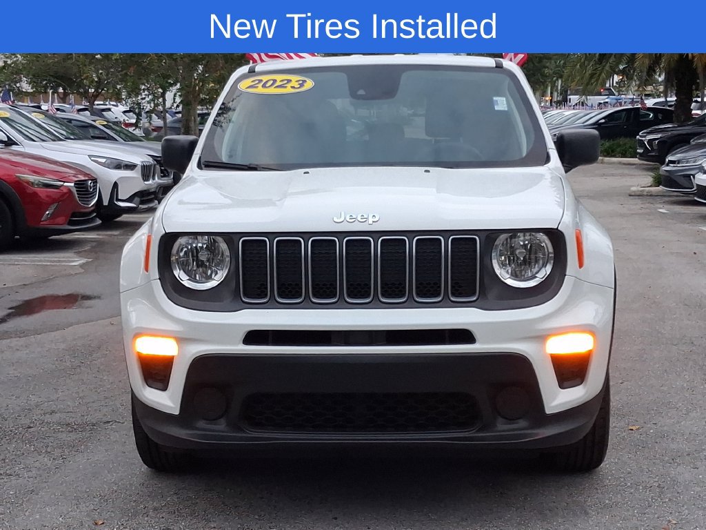 Used 2023 Jeep Renegade Latitude AWD/4WD image 2