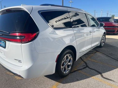 Used 2021 Chrysler Pacifica Limited AWD/4WD image 3