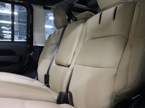 Used 2023 Jeep Wrangler Unlimited w/ Sun & Screen Package image 18