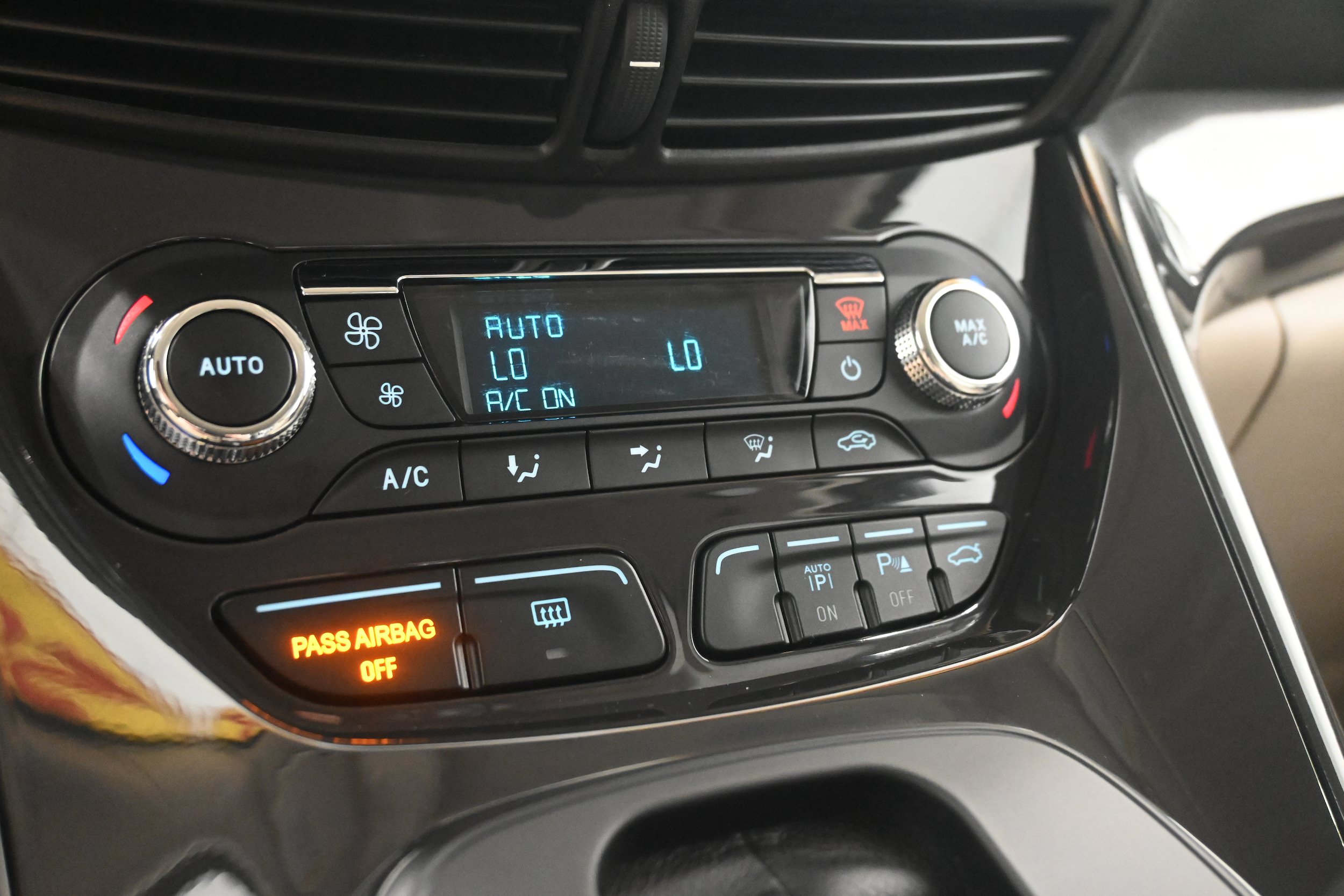 Used 2015 Ford Escape Titanium w/ Equipment Group 301A AWD/4WD image 18