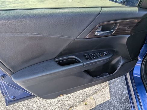 Used 2017 Honda Accord Hybrid Sedan image 9