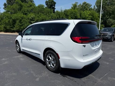 Used 2023 Chrysler Pacifica Limited FWD image 5