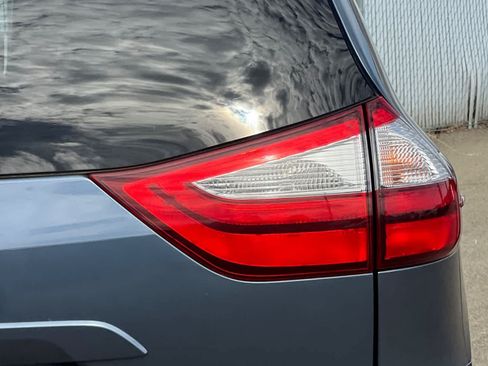 Used 2015 Toyota Sienna LE FWD image 21