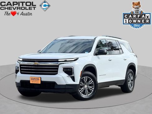 Used 2025 Chevrolet Traverse LT FWD image 1