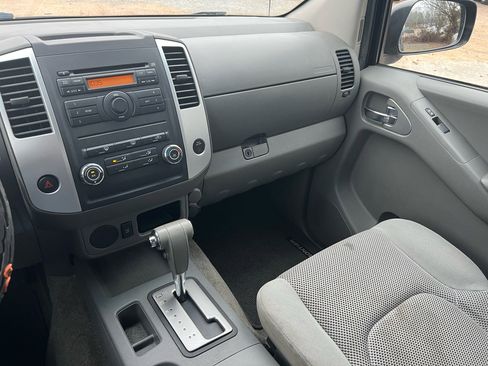 Used 2010 Nissan Frontier SE image 14