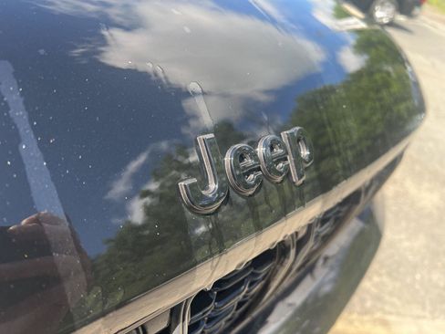 Used 2023 Jeep Grand Cherokee L Altitude AWD/4WD image 9