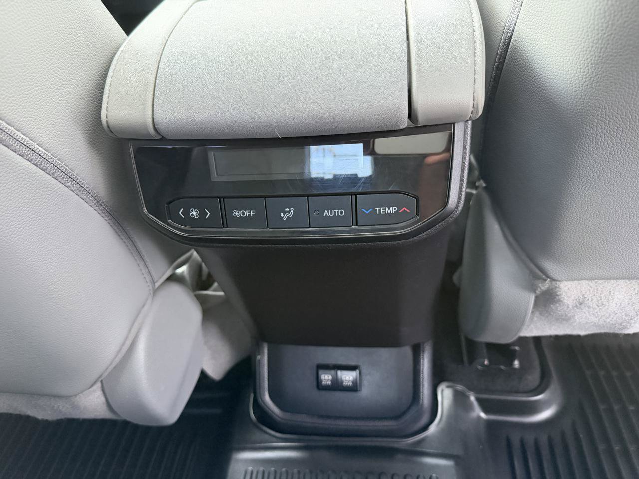 Used 2021 Toyota Highlander XLE AWD/4WD image 15