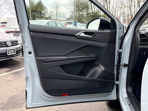 Certified 2025 Volkswagen Taos SE image 11