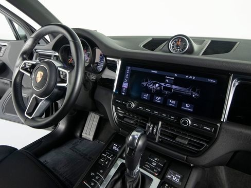 Certified 2020 Porsche Macan AWD/4WD image 31