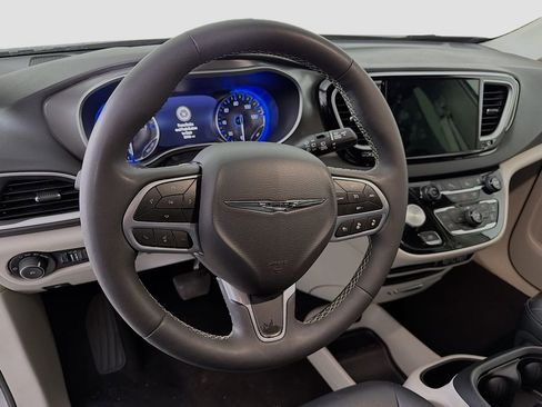 Used 2024 Chrysler Pacifica Touring-L image 14