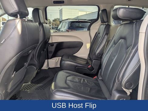 Used 2022 Chrysler Pacifica Touring-L image 16