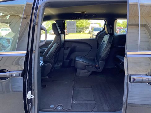 Used 2025 Chrysler Pacifica Select FWD image 24