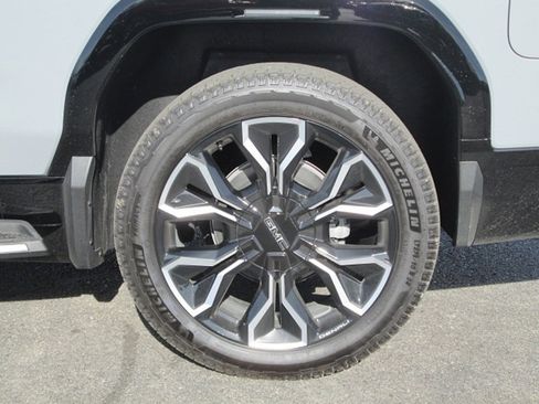 New 2024 GMC Sierra EV Denali image 8