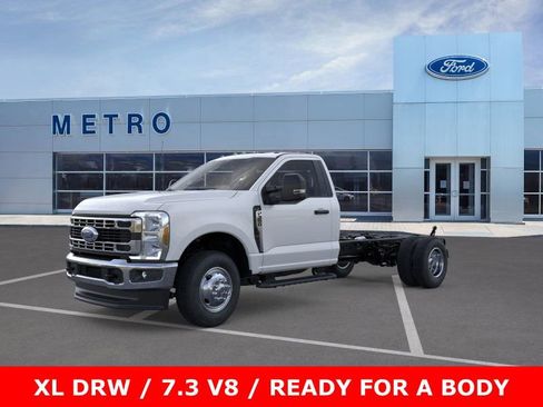 New 2025 Ford F350 XL w/ XL Chrome Package image 2