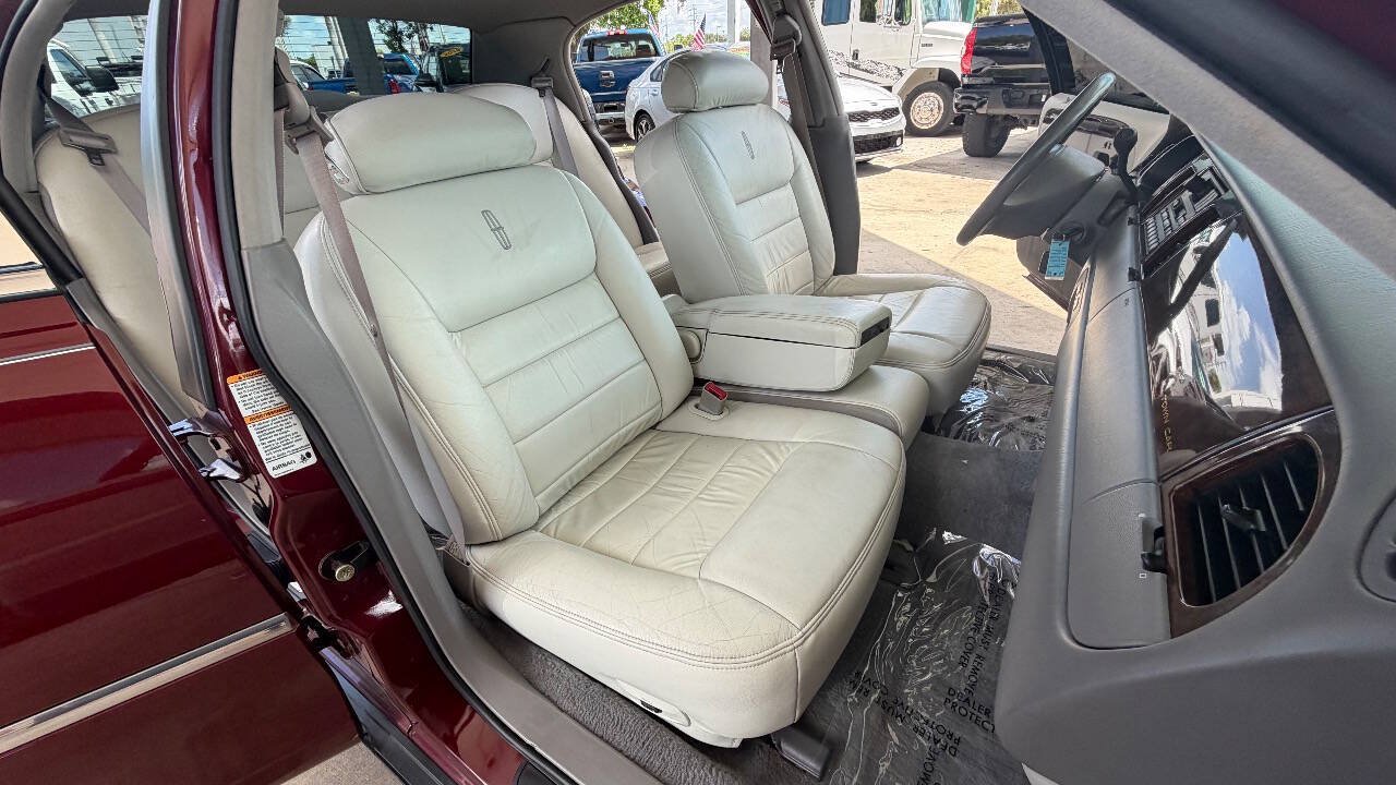 Used 1999 Lincoln Town Car Signature RWD image 11