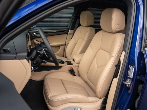 Certified 2026 Porsche Macan image 5