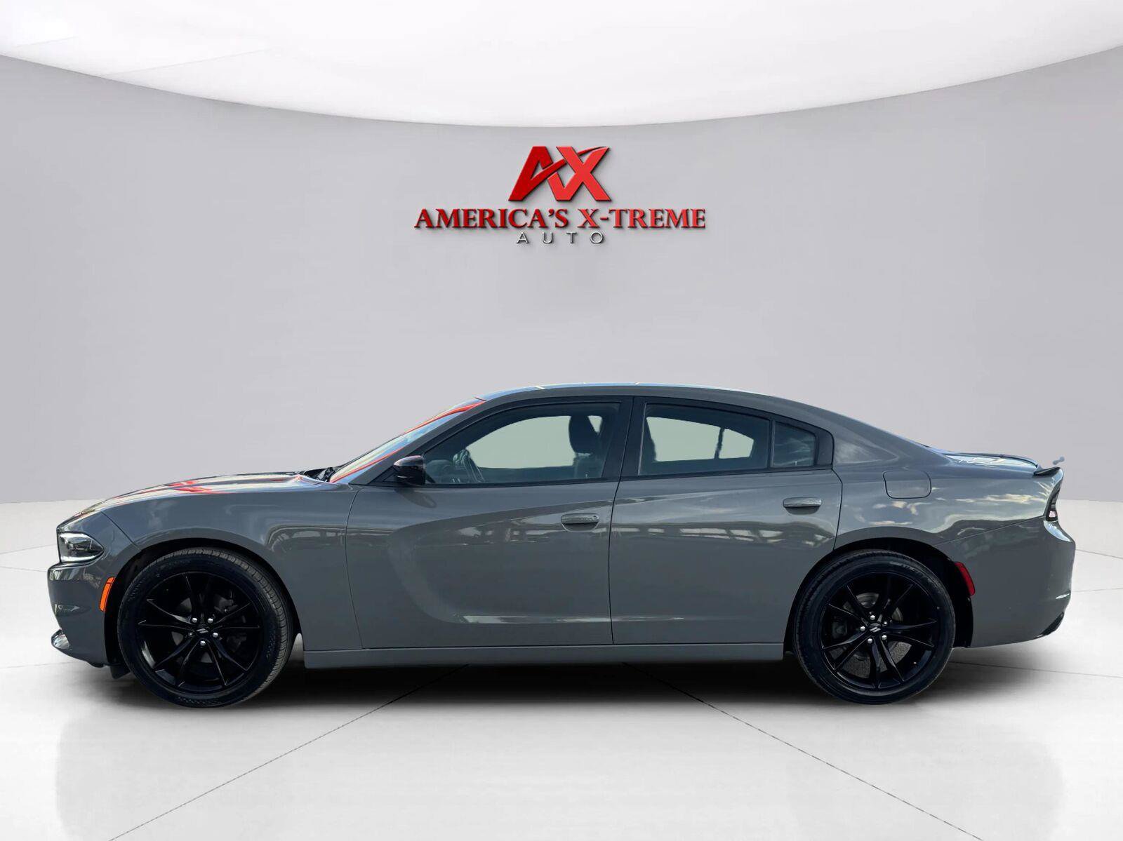 Used 2018 Dodge Charger SXT w/ Blacktop Package RWD image 2