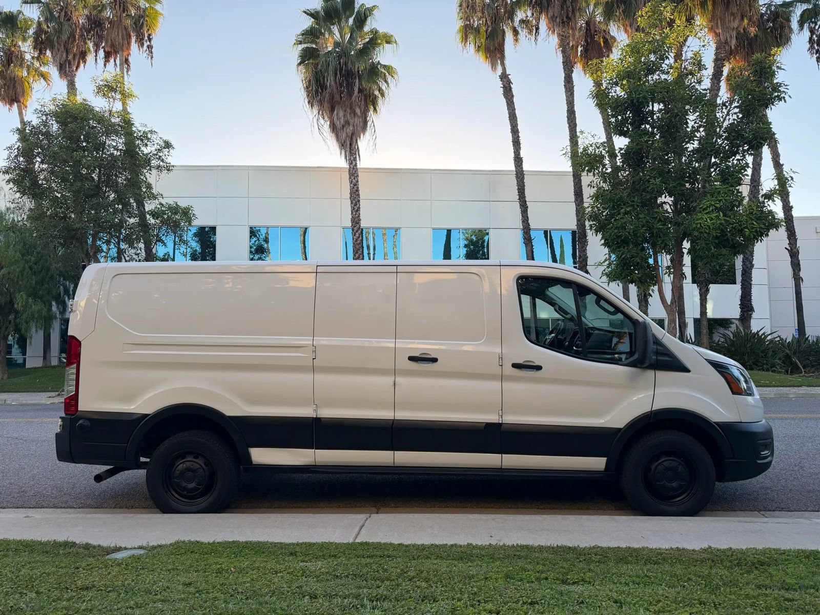 Used 2020 Ford Transit 250 Low Roof RWD image 4