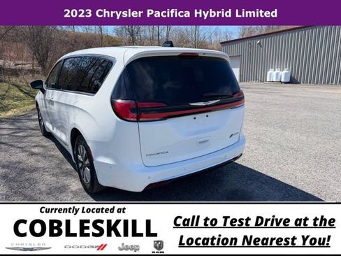 Used 2023 Chrysler Pacifica Limited FWD image 6
