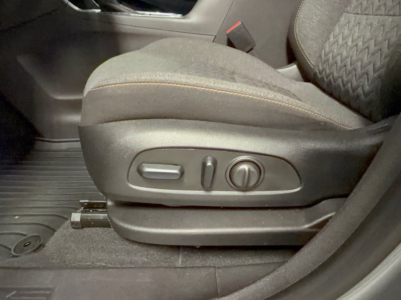 Used 2024 Chevrolet Equinox LT FWD image 16