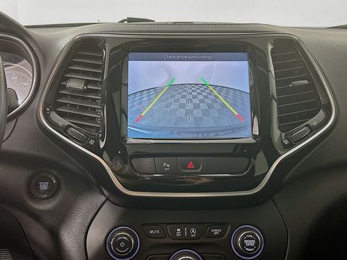 Used 2019 Jeep Cherokee Limited image 16