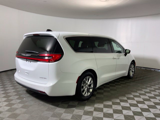 Used 2026 Chrysler Pacifica Limited FWD image 5