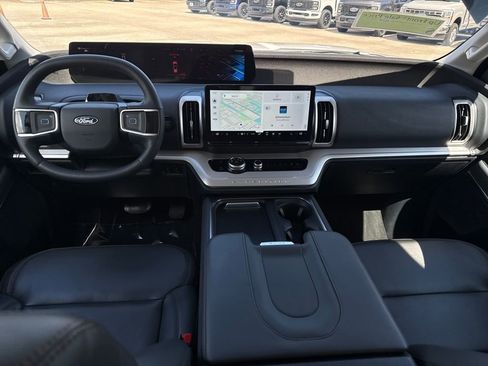 Certified 2025 Ford Expedition Active image 6