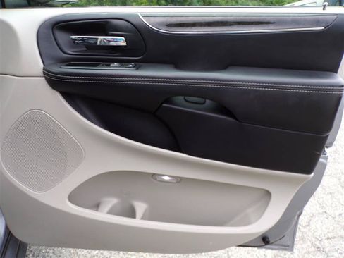 Used 2014 Chrysler Town & Country Touring FWD image 20