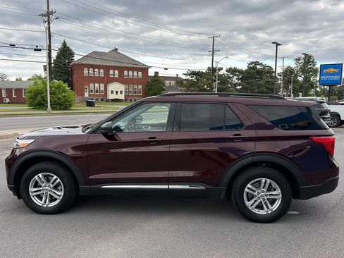 Used 2022 Ford Explorer XLT w/ Equipment Group 202A AWD/4WD image 4