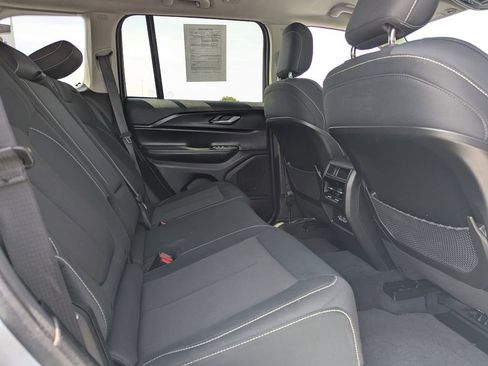 Used 2023 Jeep Grand Cherokee Laredo RWD image 32