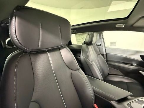 New 2026 Cadillac Optiq Sport 2 w/ LPO, Floor Liner Package AWD/4WD image 32