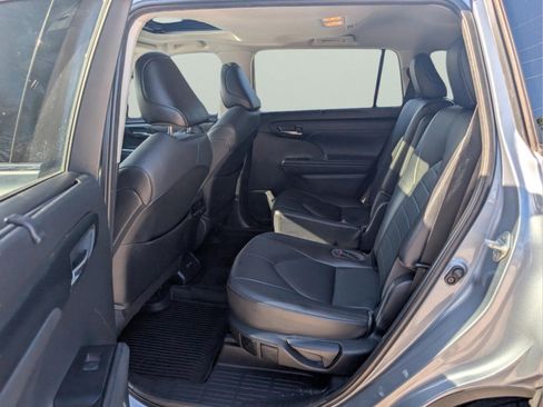 Used 2021 Toyota Highlander XLE image 34