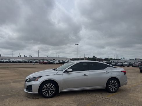 Certified 2024 Nissan Altima 2.5 SV w/ SV Premium Package FWD image 4