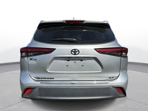 Used 2022 Toyota Highlander XLE image 7