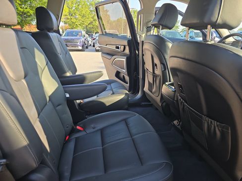 Used 2024 Kia Telluride EX w/ EX Captain's Chair Package FWD image 11