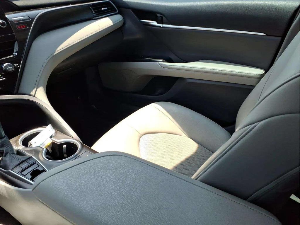 Used 2022 Toyota Camry XLE FWD image 12