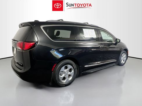 Used 2020 Chrysler Pacifica Touring-L w/ Premium Audio Group image 4