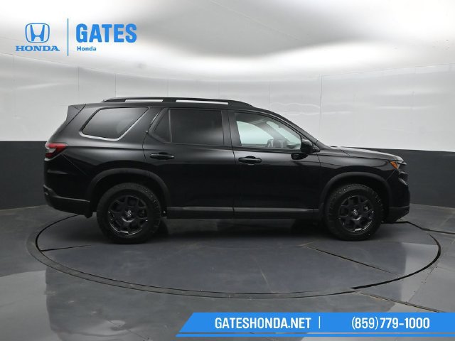 Used 2025 Honda Pilot TrailSport image 3