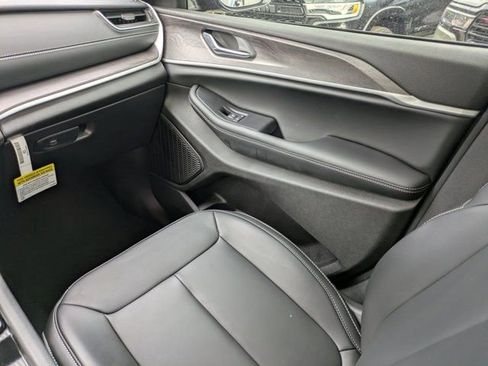 New 2025 Jeep Grand Cherokee Limited w/ Black Appearance Package image 15