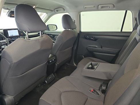 Used 2023 Toyota Highlander LE FWD image 11