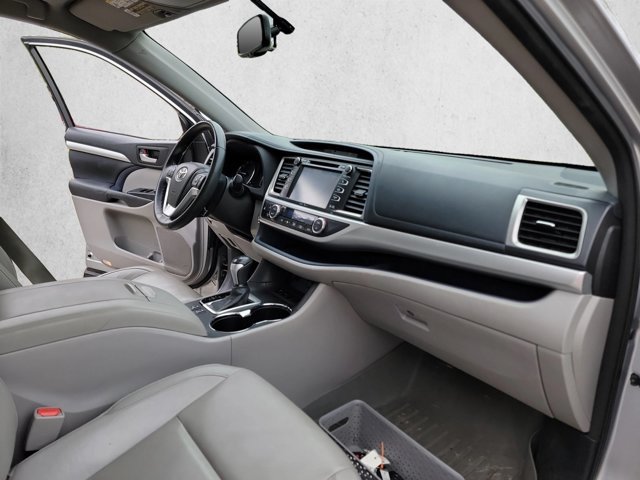 Used 2015 Toyota Highlander XLE FWD image 26