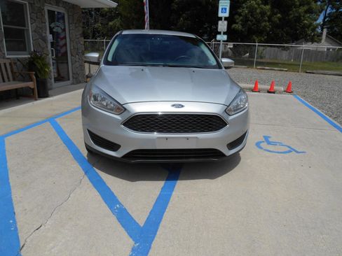 Used 2018 Ford Focus SE w/ Cold Weather Package FWD image 15