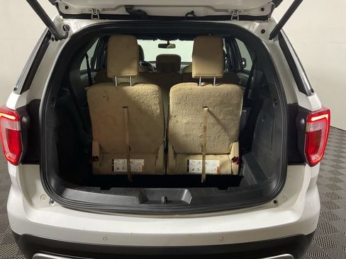 Used 2017 Ford Explorer XLT w/ Equipment Group 201A AWD/4WD image 15